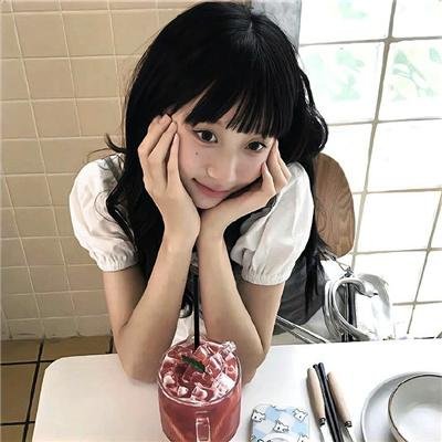 校服的裙摆